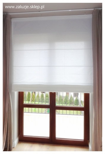 Biała roleta rzymska to idealne rozwiązanie dla tych, którzy chcą, aby ich okna były lekko osłonięte.